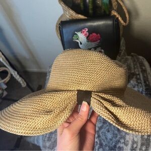 Tan beach hat with ruching on side 🤎